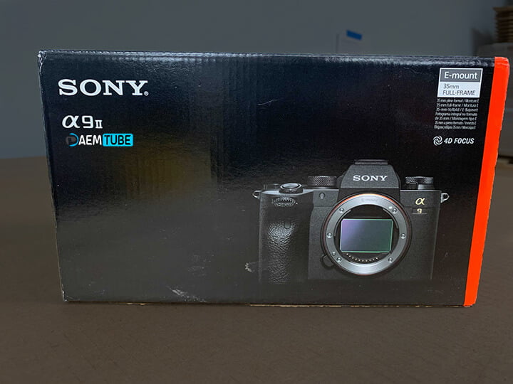 سعر كاميرا سوني a9ii، وصورة توضح علبة الكاميرا